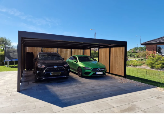 Moderne dobbelt carport med to biler